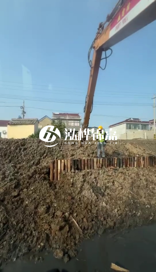 南陽挖機打木樁專業(yè)施工-打防汛木樁時選用多粗的木樁為宜?