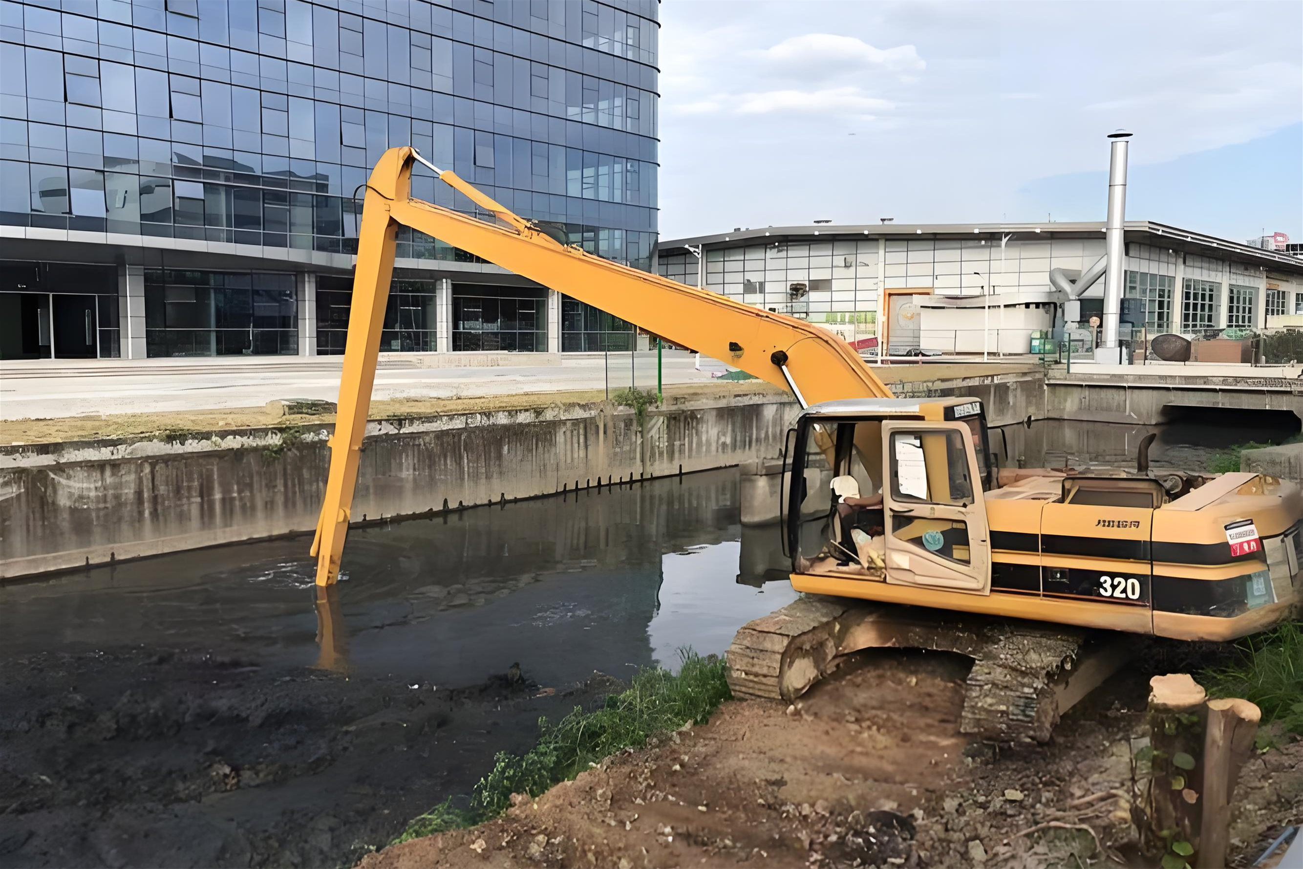 北京豐臺區(qū)水上挖機(jī)清淤隊-沼澤地清淤后土壤如何處理?